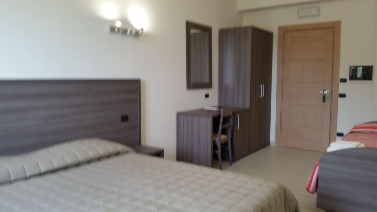 Large Double Room,648917031:JPEG